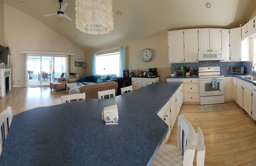 Oscoda House | Large Sandy Beach, Beautiful Beach House on Lake Huron walking dist 2 town&shops