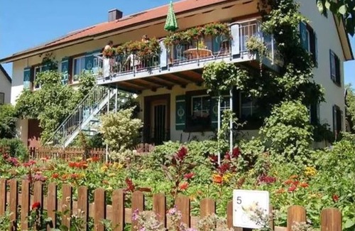 Lippertsreute Apartment | Large vacation apartment*, 120sqm, 4 bedrooms, max. 10 people (8 adults)