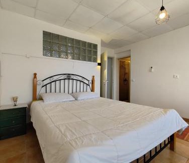 Isfiya Apartment | Large Vacation Apartment With A Stunning View In Isfiya, Mount Carmel - דירת נופש עם נוף מדהים בעספיא