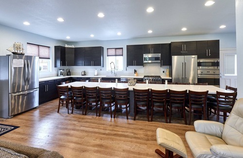 Lincoln Beach House | Large Vacation Home,10bd/8ba Beach Unique Whale Watching from beach