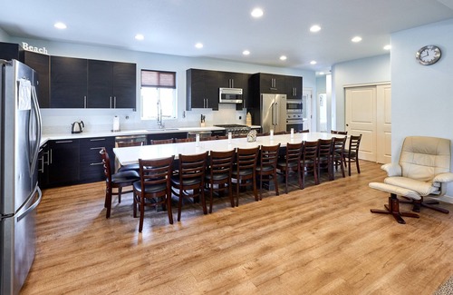 Lincoln Beach House | Large Vacation Home,10bd/8ba Beach Unique Whale Watching from beach