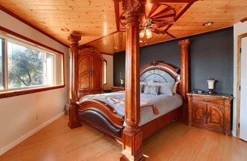 Raymond House | Large Vacation Home, Private Lake, Near Yosemite, Family Reunions, Comfortable