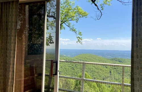 Roaring Gap Ski Chalet | Large Vacation Rental Chalet Mountain Views 6 BR
