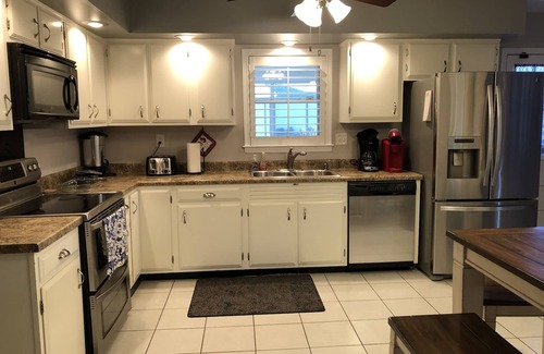 Ellendale House | Large Very Quiet 5 BR, 2.5 Bath, 8 beds with King Next to Germantown