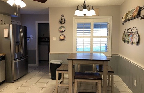 Ellendale House | Large Very Quiet 5 BR, 2.5 Bath, 8 beds with King Next to Germantown