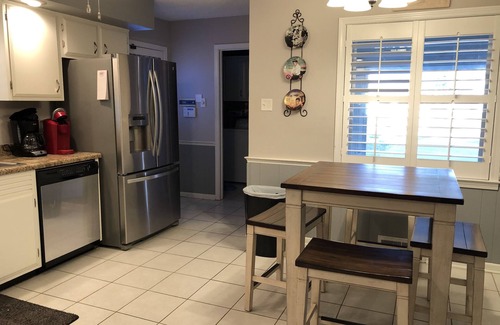 Ellendale House | Large Very Quiet 5 BR, 2.5 Bath, 8 beds with King Next to Germantown