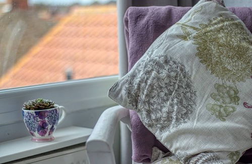 Gorleston-on-Sea House | Large Victorian family home, hot tub, 5 min walk to beach, pets, sleeps 11, BBQ