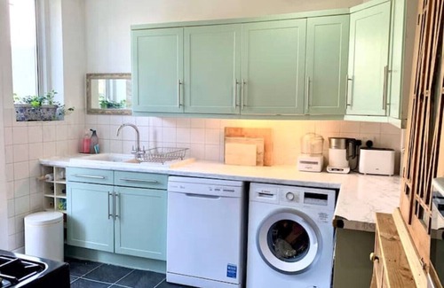 Beverley Apartment | Large Victorian 4 bed apartment close to central London