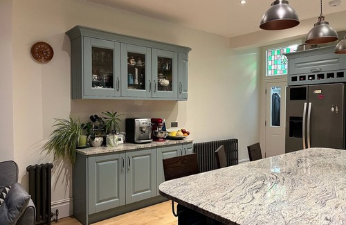 Walpole House | Large Victorian house, surrounded by parks, easy access to train, tube and buses