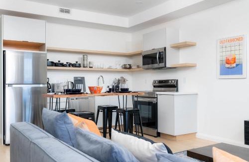 Palmerston Apartment | Large Victorian Sleeps 6 by UofT