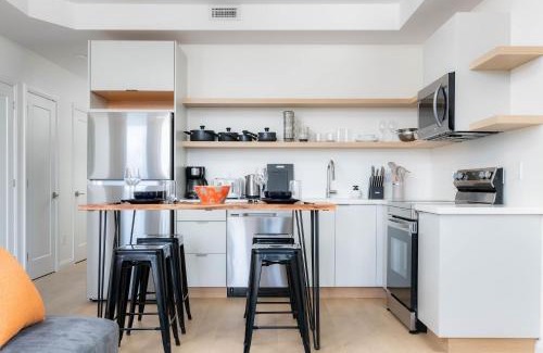Palmerston Apartment | Large Victorian Sleeps 6 by UofT
