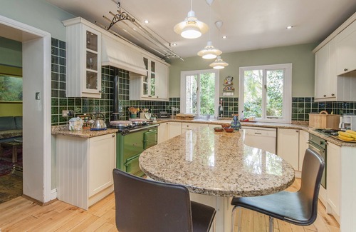 Chippenham House | Large Victorian Town House. Pets welcome. Great for families or house parties