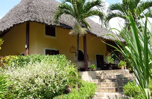 Ukunda House | Large villa for up to 10 people, 5000 m² large tropical garden + private pool
