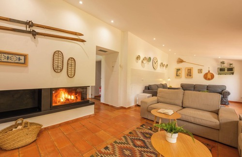 Olot Villa | Large villa in the volcanic area of Olot, for 21 people with extensive garden