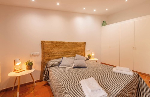 Olot Villa | Large villa in the volcanic area of Olot, for 21 people with extensive garden