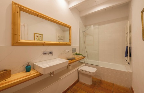 Olot Villa | Large villa in the volcanic area of Olot, for 21 people with extensive garden