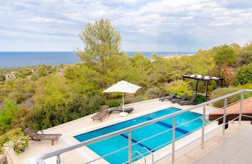 Bahceli Villa | Large villa with pool and fantastic sea view