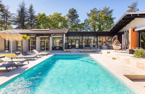 Montauban House | Large Villa with Pool: Perfect Escape!