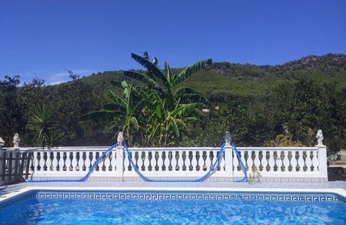 Alzira Villa | Large villa with tennis court and swimming pool, 25 minutes from the beach. Ideal for families.