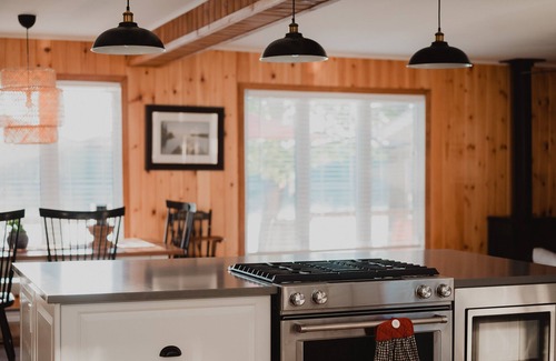 Mansfield-et-Pontefract Cottage | Large Waterfront Cottage with Beautiful Sunroom and Large Deck