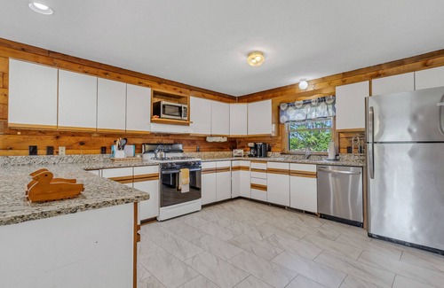 Edwardsville House | Large waterfront cabin, kayaks & paddle boards, fire pit. Crabbing and fishing!