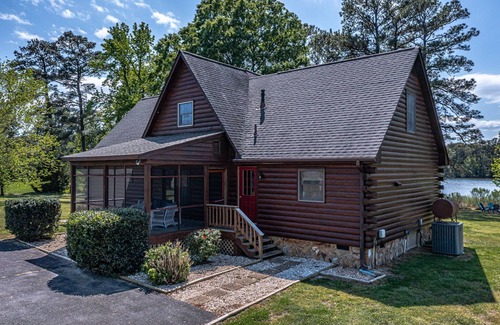 Edwardsville House | Large waterfront cabin, kayaks & paddle boards, fire pit. Crabbing and fishing!
