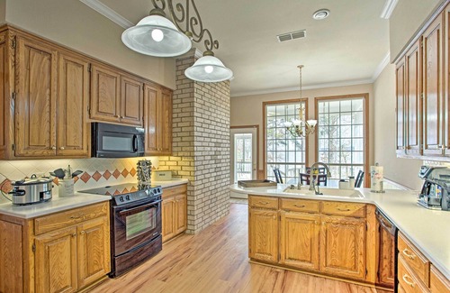 Coffee City House | Large Waterfront Lake Palestine Home w/Deck, Dock