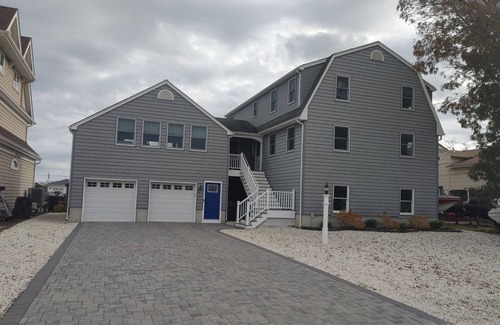Osbornsville House | Large waterfront home with dock close to beaches with game room