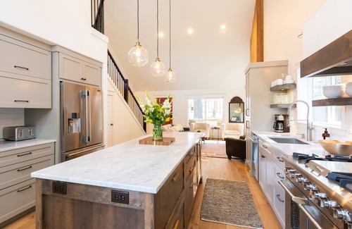 River West House | ~LARGE WESTSIDE HOME~ Walk to everything! Welcome to KINGSTON HOUSE