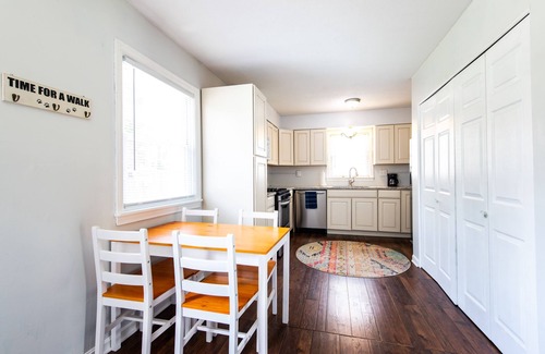 Buechel House | «Large yard big deck gas stove granite Grill lots of parking quiet neighborhood