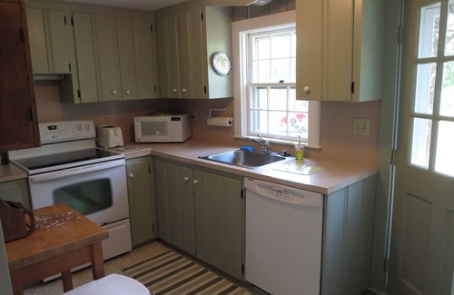 West Chatham Cottage | Large Yard, Quiet; 300 Yd on Sidewalk to Hardings Beach