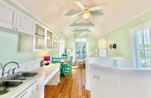 Seaside House | Larger Guest Home Sleeps 2 in Seaside, 352 Yards to Beach + 2 Adult Bikes!