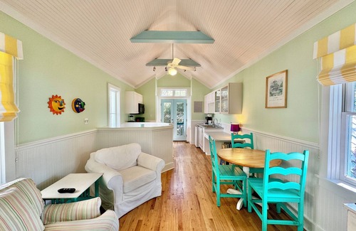 Seaside House | Larger Guest Home Sleeps 2 in Seaside, 352 Yards to Beach + 2 Adult Bikes!