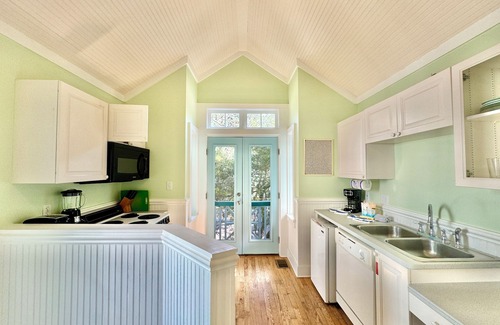 Seaside House | Larger Guest Home Sleeps 2 in Seaside, 352 Yards to Beach + 2 Adult Bikes!