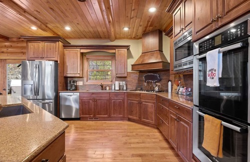 Deadwood Cabin | Largest Black Hills Lodge - Sleeps 30 - 13 Bedroom