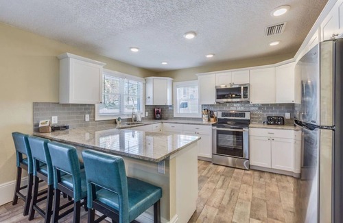 Bay Esplanade House | LARGEST in North Beach- PRIVATE POOL- 1 Block to BEACH - All 3 Units- SLEEPS 16