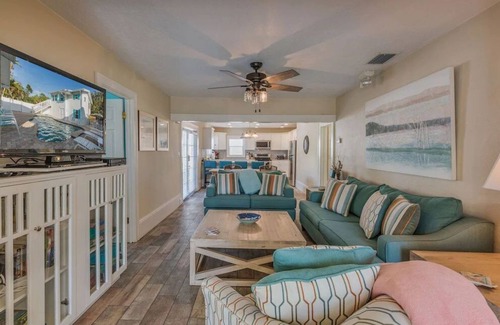 Bay Esplanade House | LARGEST in North Beach- PRIVATE POOL- 1 Block to BEACH - All 3 Units- SLEEPS 16