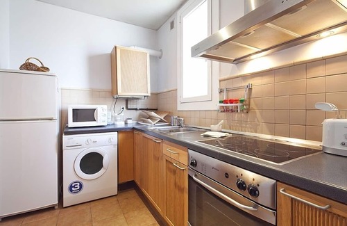 el Camp d'en Grassot i Gracia Nova Apartment | Largest, sunny & renovated AC apartment in a central Location.