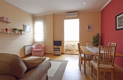 el Camp d'en Grassot i Gracia Nova Apartment | Largest, sunny & renovated AC apartment in a central Location.