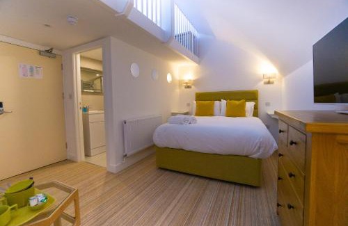 Lyme Regis Hotel | Largigi Rooms, Close to the Beach and Town Centre, Parking available