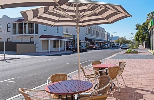 Largs Bay House | Largs Bay 'Oasis' - Jetty Views - Beach - A walk to the beach