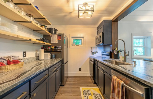 Newland House | Lark Hollow - Pet Friendly Cottage with Hot Tub near Banner Elk