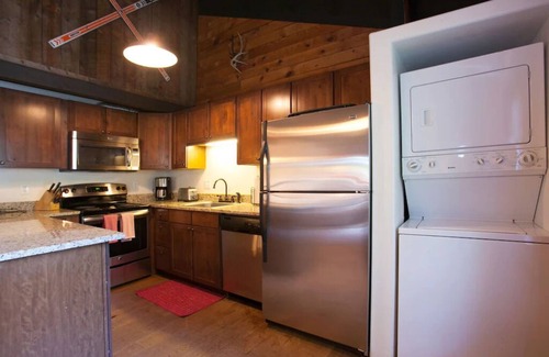 Intermountain House | LARKSPUR CABIN EAST/WEST SLEEPS 16, 2 decks, 2 Hot tubs free Vail bus, 7 car