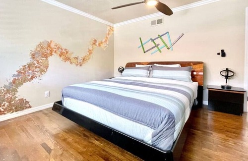 Olde Carlsbad House | Larkspur Full · 7 Minutes to Legoland-3 Minutes to Beach-King Beds