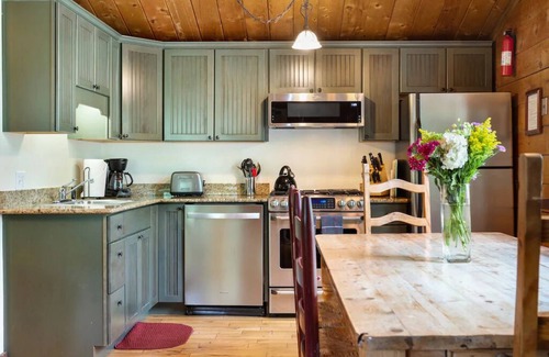 Intermountain House | Larkspur Lodge, Single Family, hot tub, 2 decks, AC, BBQ, free Vail bus.