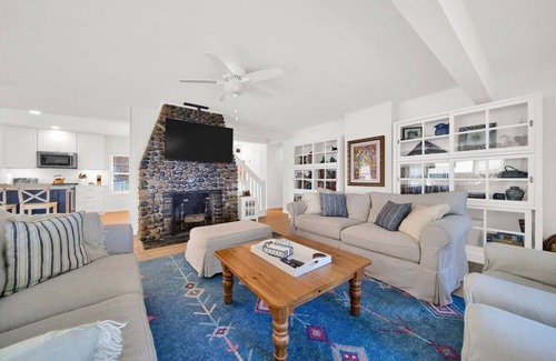 Lexington House | Larry's Lakefront Sleeps 14 with a Private Beach!