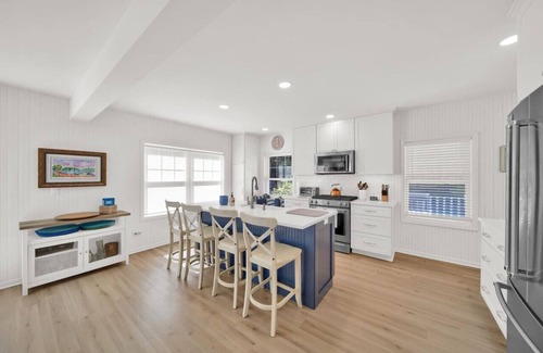 Lexington House | Larry's Lakefront Sleeps 14 with a Private Beach!