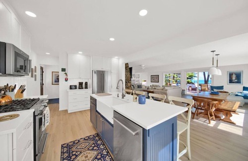 Lexington House | Larry's Lakefront Sleeps 14 with a Private Beach!