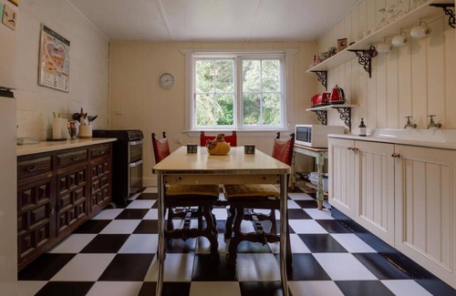 Mount Victoria Cottage | Larsen's Cottage #2: Historic 1880 Home