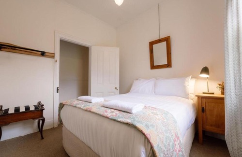 Mount Victoria House | Larsens Cottage 1 - Historic 1880 Home